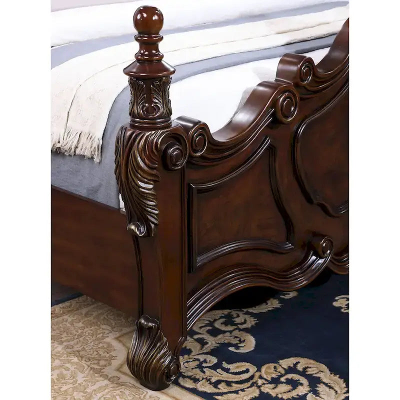 Letto a pannelli con baldacchino a quattro colonne Eugene Traditional in legno massello di ciliegio scuro con dettagli intagliati