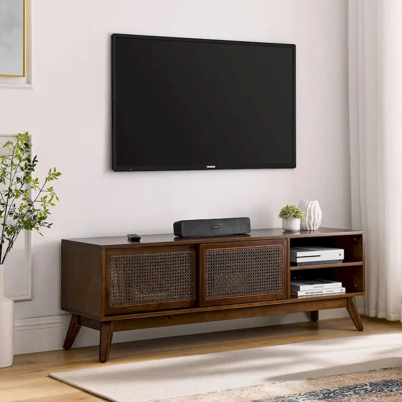 Mobile TV Noce 59" con Ripiani Aperti e Ante in Rattan per TV fino a 65"