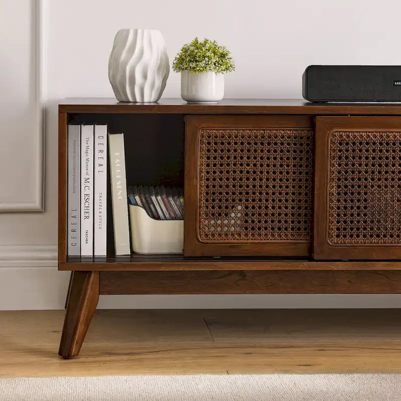 Mobile TV Noce 59" con Ripiani Aperti e Ante in Rattan per TV fino a 65"
