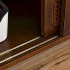 Mobile TV Noce 59" con Ripiani Aperti e Ante in Rattan per TV fino a 65"