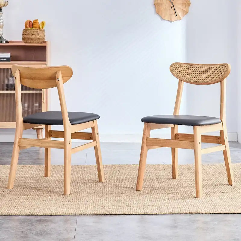 La sedia da pranzo in legno massello, elegante e resistente, dallo schienale piccolo e curvo, cuscino in PU e dalla forma armoniosa si adatta a qualsiasi ambiente